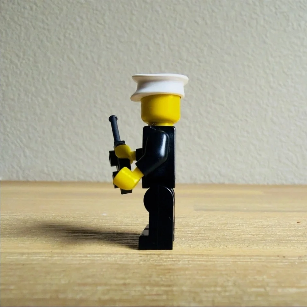 Vintage LEGO Minifigure Policeman Classic Town Police Station Chief Officers - Picture 2 of 7